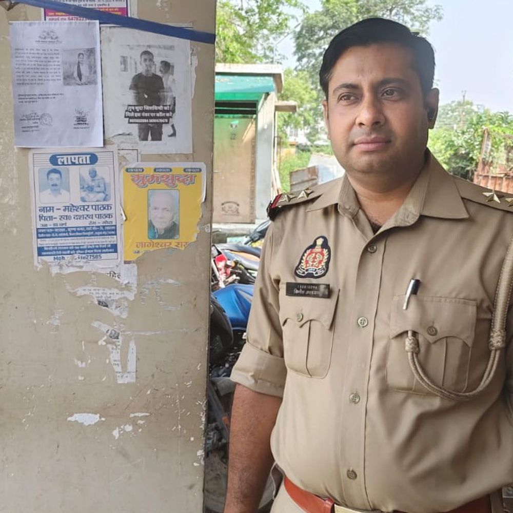 यूपी पुलिस सहरसा पहुंची:1200 किलोमीटर दूर लापता युवती के पोस्टर चिपकाए, 4 मार्च से लापता;युवक का हाथ होने का संदेह