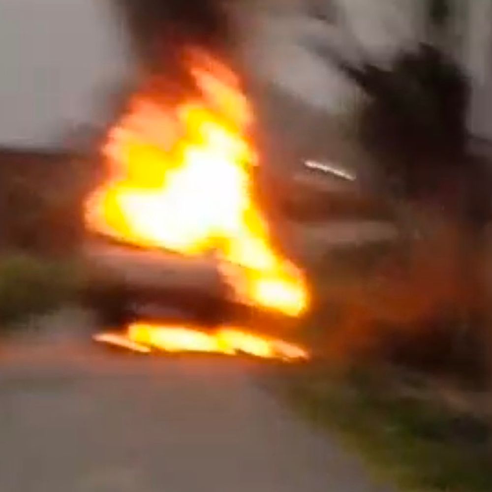 बाराबंकी में चलती मारुति अल्टो में लगी आग:तीन लोगों ने कूदकर बचाई जान, आलापुर रेलवे क्रॉसिंग के पास हादसा