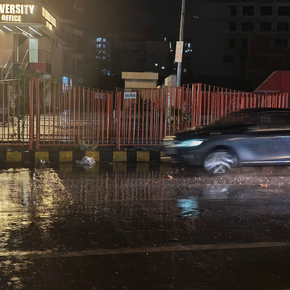 मथुरा में छाए रहेंगे बादल, बारिश हो सकती है:देर रात तक रुक-रुककर होती रही बूंदाबांदी, ओले गिरने से फसलें बर्बाद