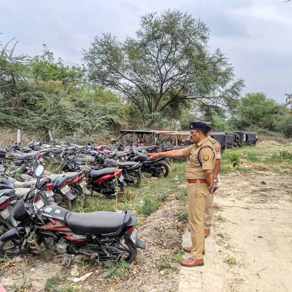
                 मऊ में एसपी ने यातायात कार्यालय का औचक निरीक्षण किया:कार्यप्रणाली, अभिलेखों व लंबित प्रकरणों की समीक्षा, दिए निर्देश 
            