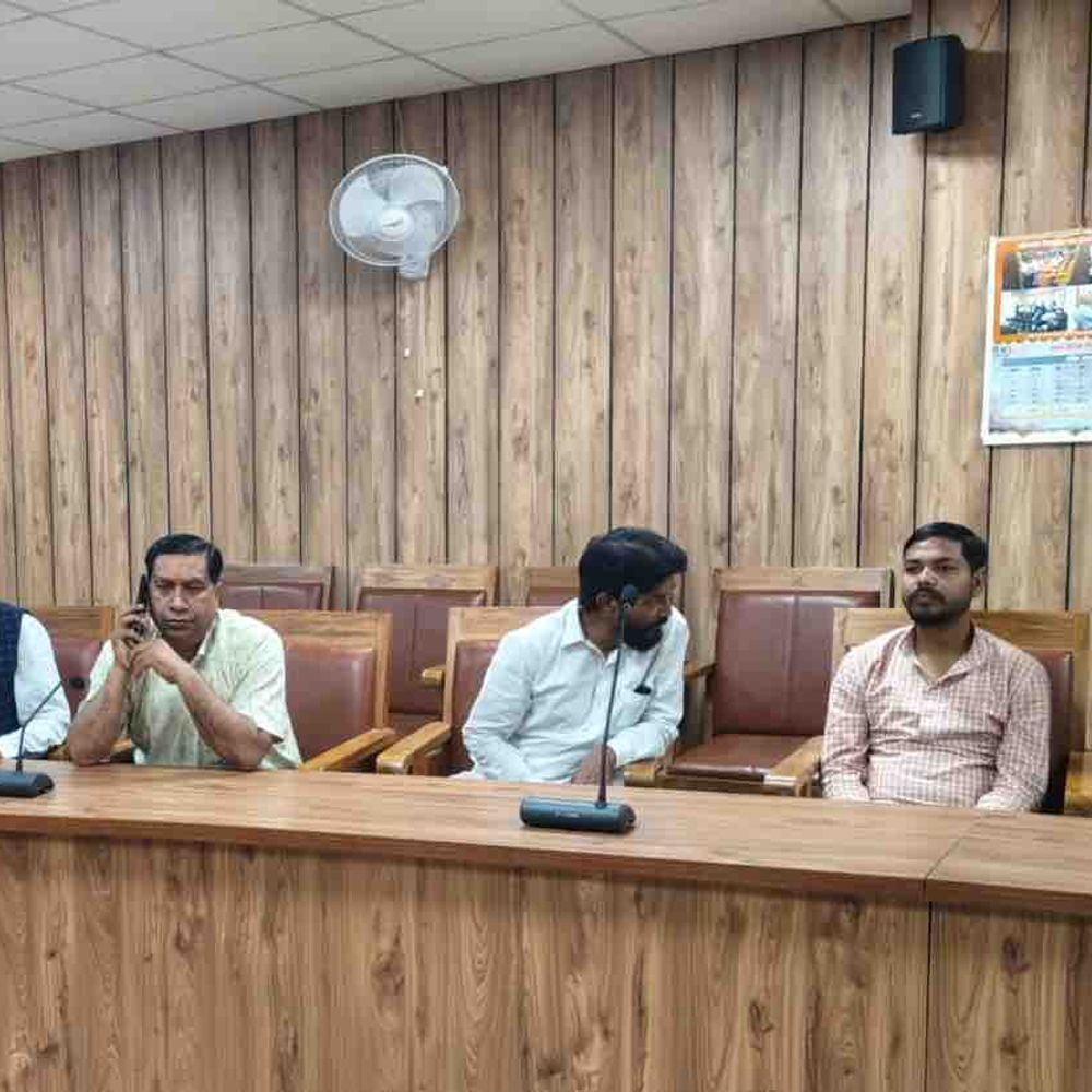 गोरखपुर में व्यापारियों ने नगर निगम को दिया ज्ञापन:बोले-गोलघर में बिगड़ी व्यवस्था से व्यापार प्रभावित, समाधान न होने पर दुकानें बंद करने की चेतावनी