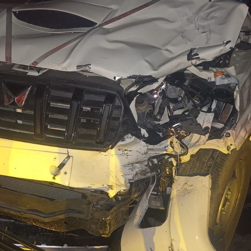 स्कॉर्पियो और टेंपो की टक्कर के बीच आई बाइक:शादी का कार्ड बांटकर लौट रहे युवक की मौत, हादसे में दूसरा गंभीर घायल