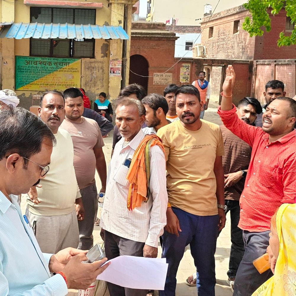 सलेमपुर में एचपी गैस वितरक पर अनियमितता का आरोप:देवरिया में समय पर सिलेंडर न मिलने पर उपभोक्ताओं ने किया प्रदर्शन