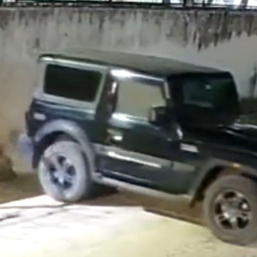 
                 फर्रुखाबाद में थार से कुचलकर महिला की मौत, VIDEO:हैंडब्रेक न लगने से अचानक बैक हो गई, गाड़ी समेत दीवार से लड़ी महिला 
            