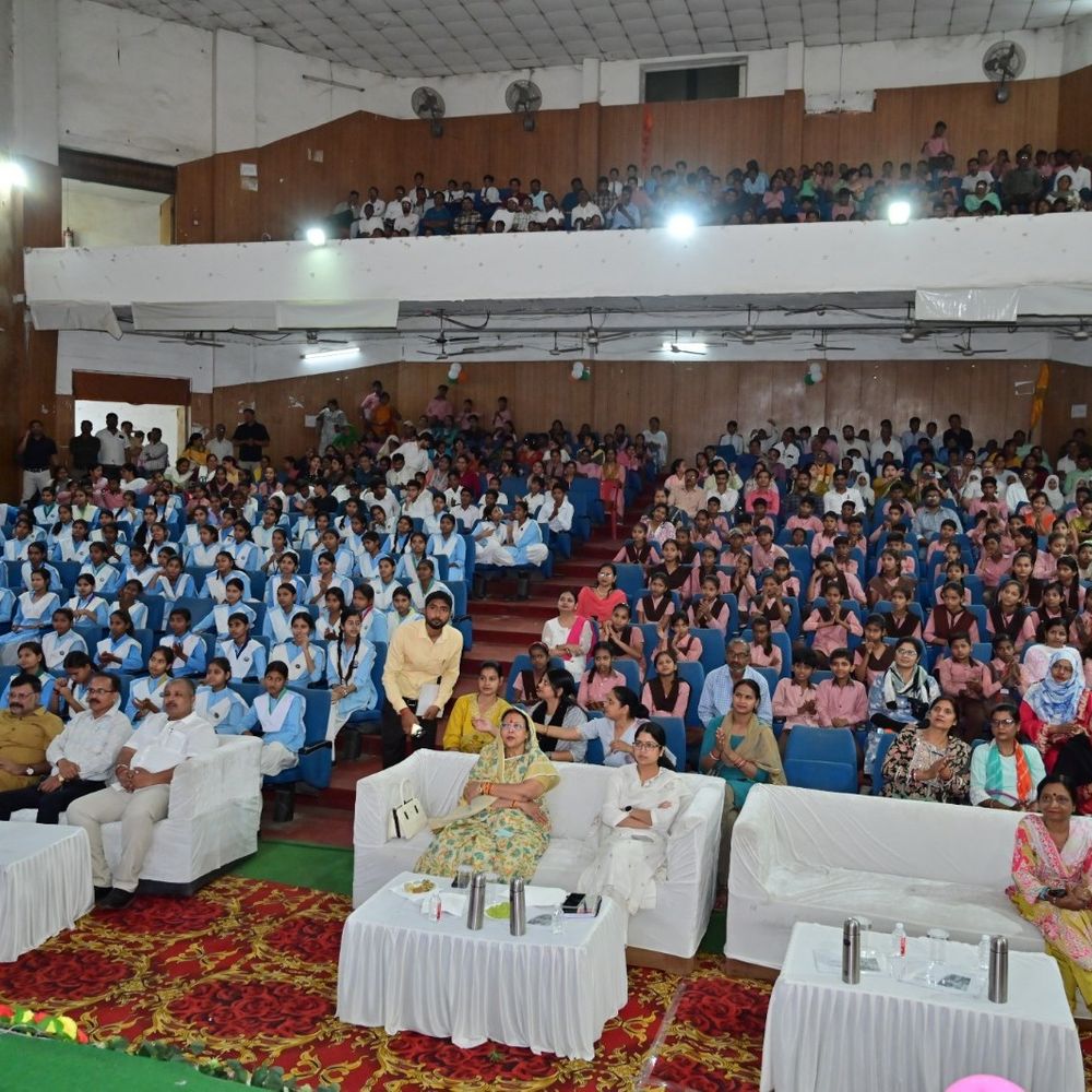 स्कूल चलो अभियान: हरदोई में निकली जागरूकता रैली:800 से अधिक बच्चे और 300 शिक्षक हुए शामिल