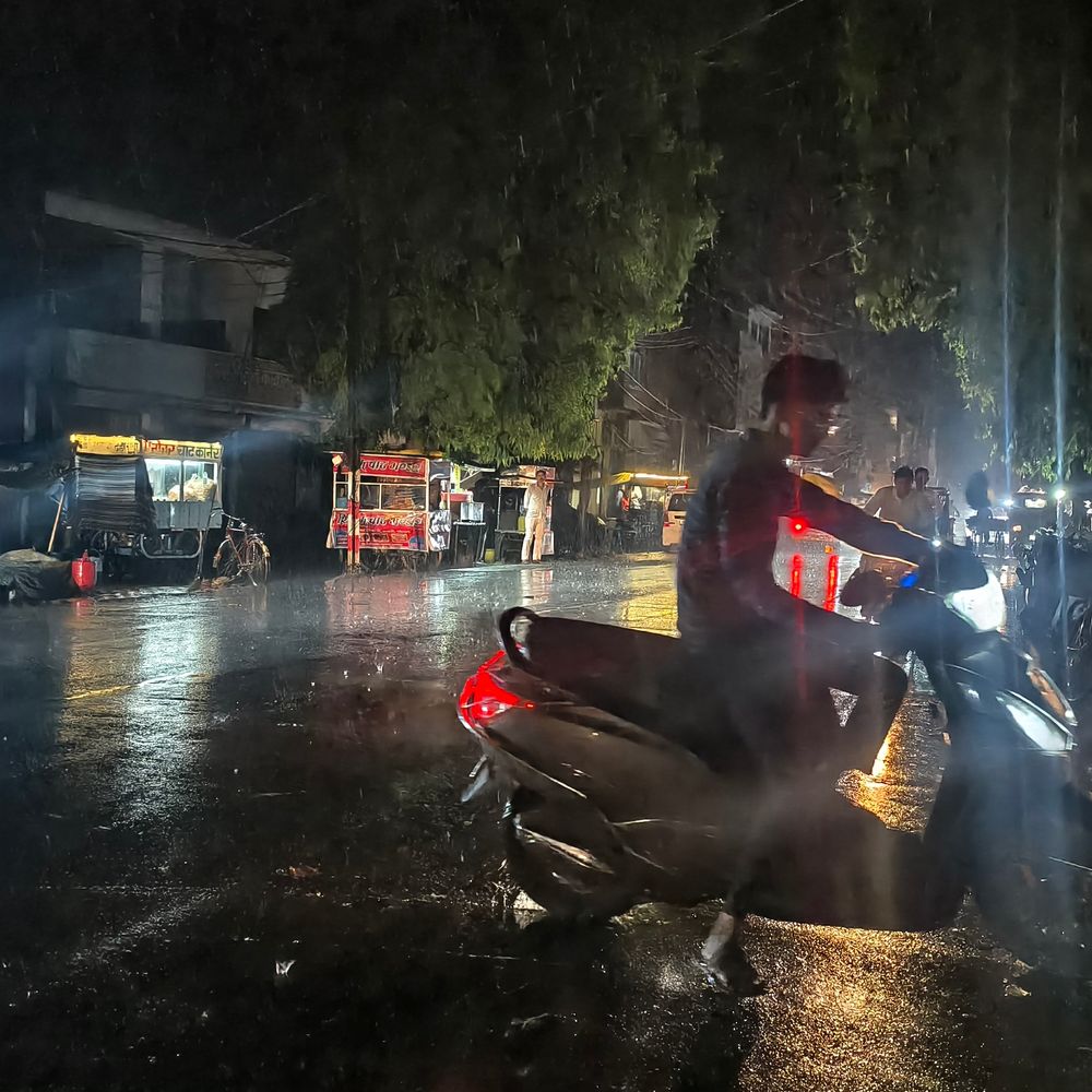 लखीमपुर में तेज हवाओं के साथ बारिश, ओले गिरे:बारिश से 32 से 20 डिग्री पहुंचा पारा, किसानों की चिंता बढ़ी