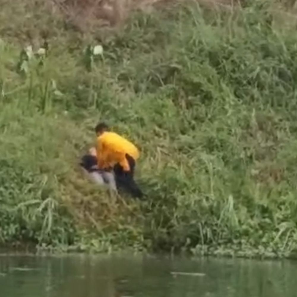 देवरिया में किशोरी ने नदी में लगाई छलांग:युवक ने जान जोखिम में डालकर बचाई जान, पिता की डांट से नाराज थी