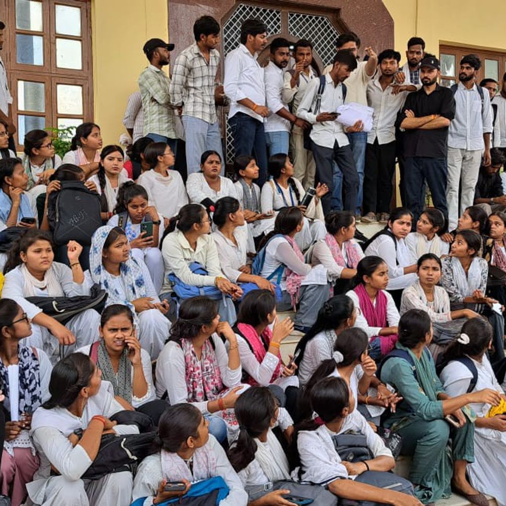 पूर्वांचल विश्वविद्यालय में अधूरे परिणाम पर छात्रों का प्रदर्शन:कुलपति कार्यालय के सामने की नारेबाजी, दरवाजा तोड़ने का प्रयास