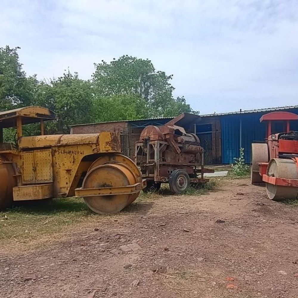 हमीरपुर में रेलवे अफसर बनकर किराए पर लिया रोड रोलर:48 घंटे में कबाड़ी को बेचकर ठग फरार, पुलिस ने बरामद किए