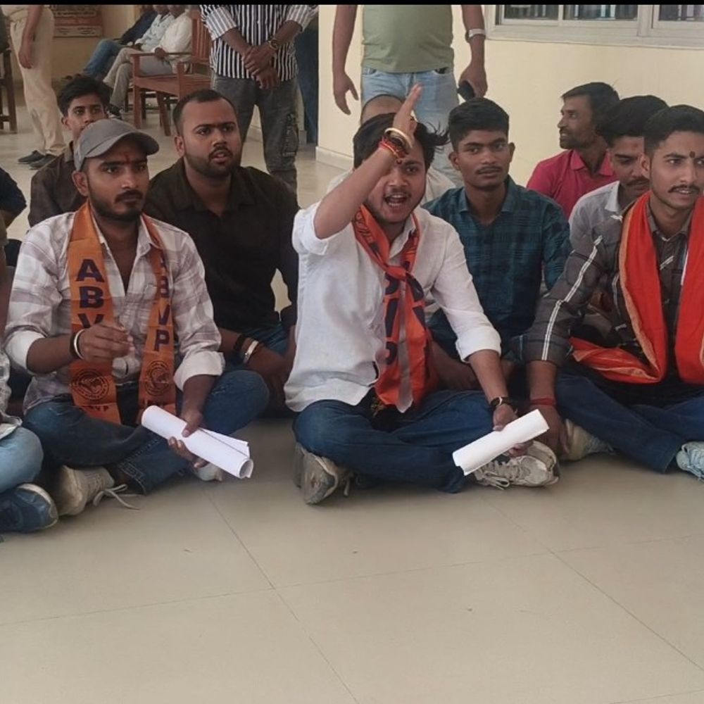 बांदा कॉलेज में बरगद कटा, ABVP का प्रदर्शन:प्राचार्य बोले- 'हाथी खा गया', छात्र बोले- हमारा बैठना पसंद नहीं था, तभी कटवाया