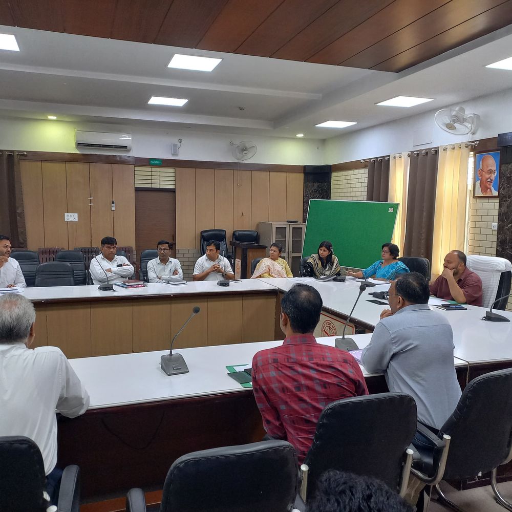 हापुड़ डीएम ने फीस वृद्धि पर दिए सख्त निर्देश:मनमानी फीस रोकने और शिकायत के लिए हेल्पलाइन नंबर जारी