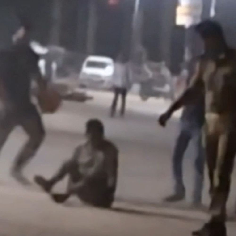 देवरिया स्टेशन पर दिव्यांग युवक की पिटाई:वीडियो सामने आया, जीआरपी पुलिसकर्मी पर भी आरोप