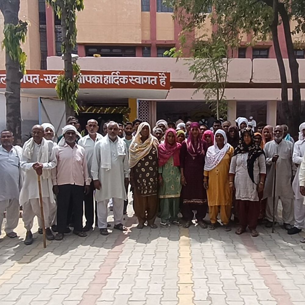 बड़ौत में दो नाबालिग बहनों के अपहरण का आरोप:पीड़ित परिवार ने बागपत तहसील दिवस में न्याय की गुहार लगाई