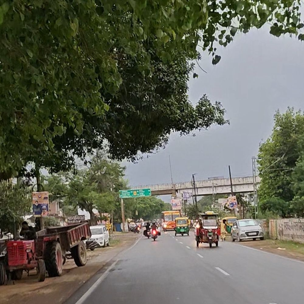 कन्नौज में बूंदाबांदी, न्यूनतम तापमान 28 डिग्री:काले बादल छाए, गरज-चमक ने बढ़ाई टेंशन, पकी गेहूं की फसल को नुकसान की आशंका