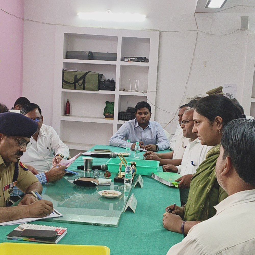 मऊ डीएम-एसपी ने संपूर्ण समाधान दिवस पर जनसुनवाई किया:78 शिकायतों में 2 का मौके पर निस्तारण, 4 के लिए टीम गठित