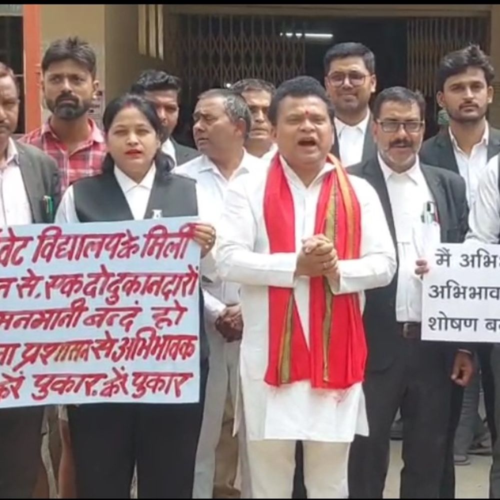 सोनभद्र में निजी स्कूलों की फीस वृद्धि पर प्रदर्शन:सपा कार्यकर्ताओं ने तहसील दिवस पर सौंपा ज्ञापन, मनमानी पर अंकुश की मांग