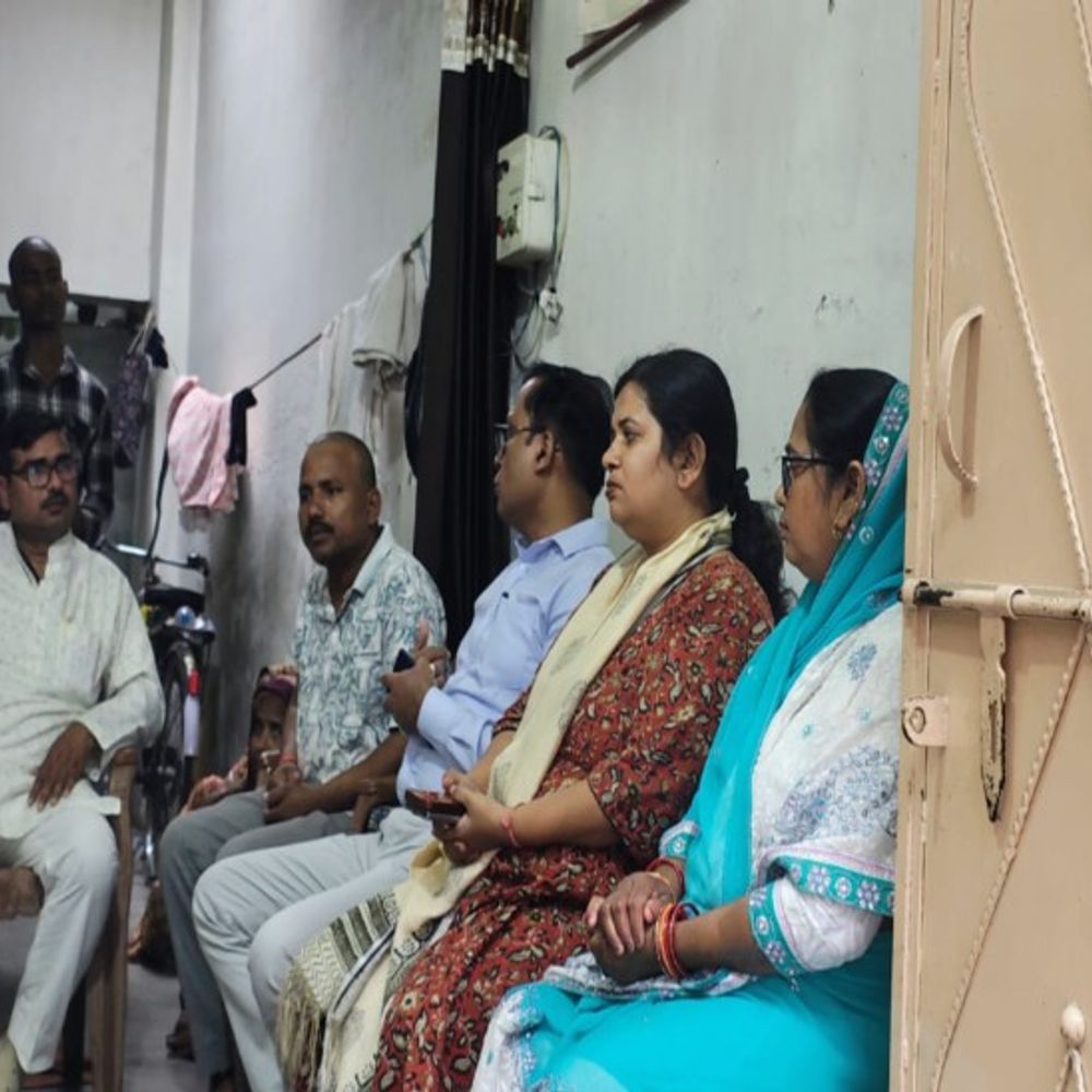 आंगनबाड़ी कार्यकत्री के परिवार से मिले डीएम और सीडीओ:शाहजहांपुर में डीपीओ, नगर निगम बाबू पर लगाए थे आरोप; हर संभव मदद का भरोसा