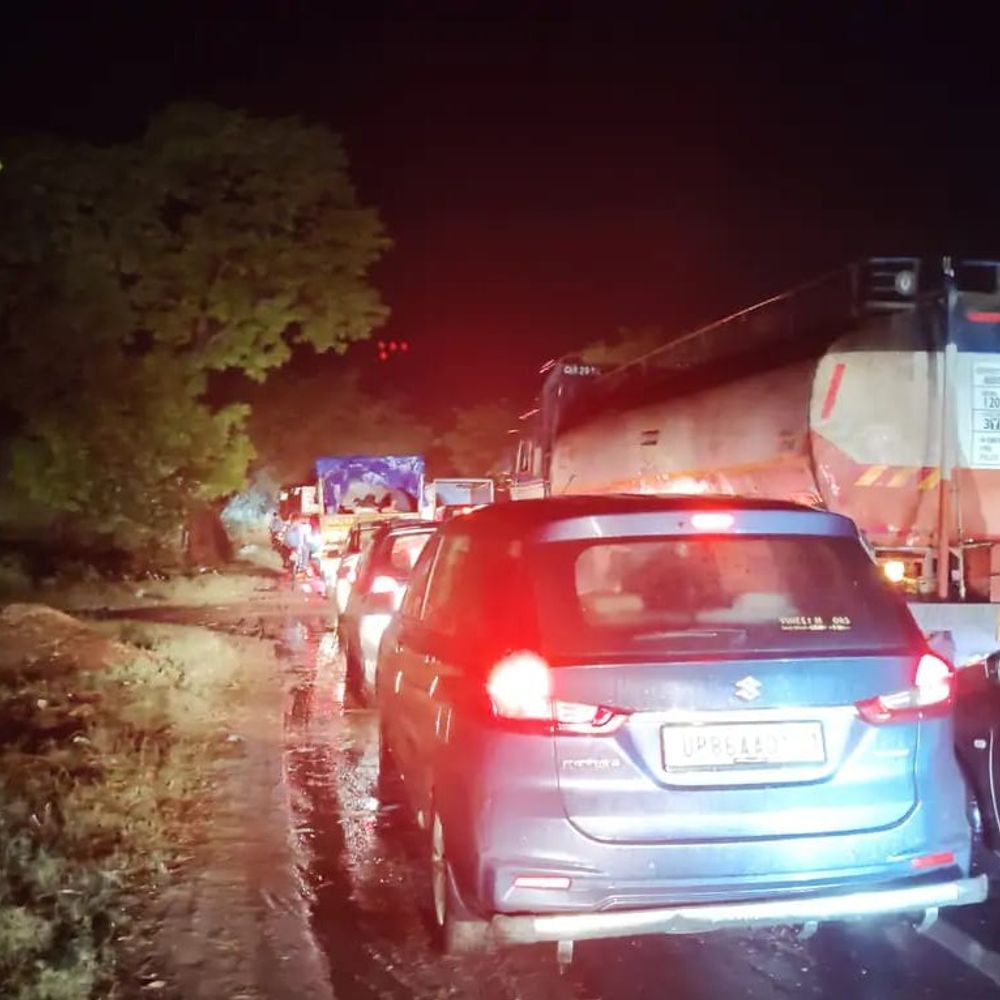 हाथरस में फिर तेज आंधी और बारिश:कई जगह पेड़ और पोल गिरे, नेशनल हाईवे पर लगा जाम, गेहूं की फसल को नुकसान