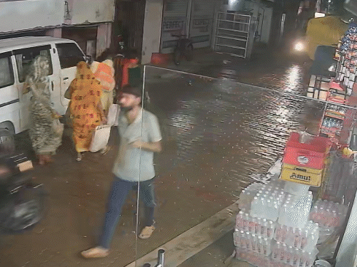 
                 लखनऊ में 16 MM बारिश; 2 डिग्री गिरा पारा:रॉयल एनफील्ड के इवेंट में टेंट-कैनोपी भीगे; कॉन्सर्ट रोका, चिल्लावां मार्केट में बिजली गिरी 
            