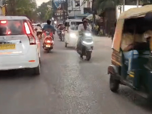 
                 लखनऊ में सुबह छाए बादल, शाम को बारिश:60 किमी प्रति घंटा की रफ्तार से हवा, तेज बारिश का अलर्ट 
            