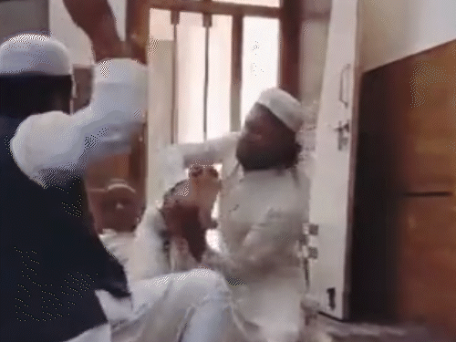 
                 सहारनपुर के मदरसे में बच्चे को 36 डंडे मारे, VIDEO:एक मौलाना ने उल्टा करके पैर पकड़े, दूसरा पीटता रहा 
            