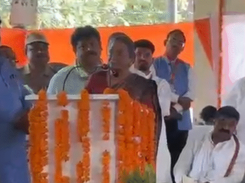 
                 लखनऊ में पूर्व लोकसभा स्पीकर बोलीं- मैंने भी छुआछूत झेला:एक नेता ने नाश्ते पर बुलाया, अंदर से महिला ने कहा- इन अछूतों को खिलाएंगे... 
            