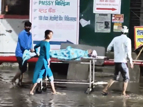 
                 कानपुर में आंधी-बारिश और ओले गिरे, 3 की मौत:108 पेड़ और 90 बिजली के पोल उखड़े, लगा जाम; शहर में छाया अंधेरा 
            