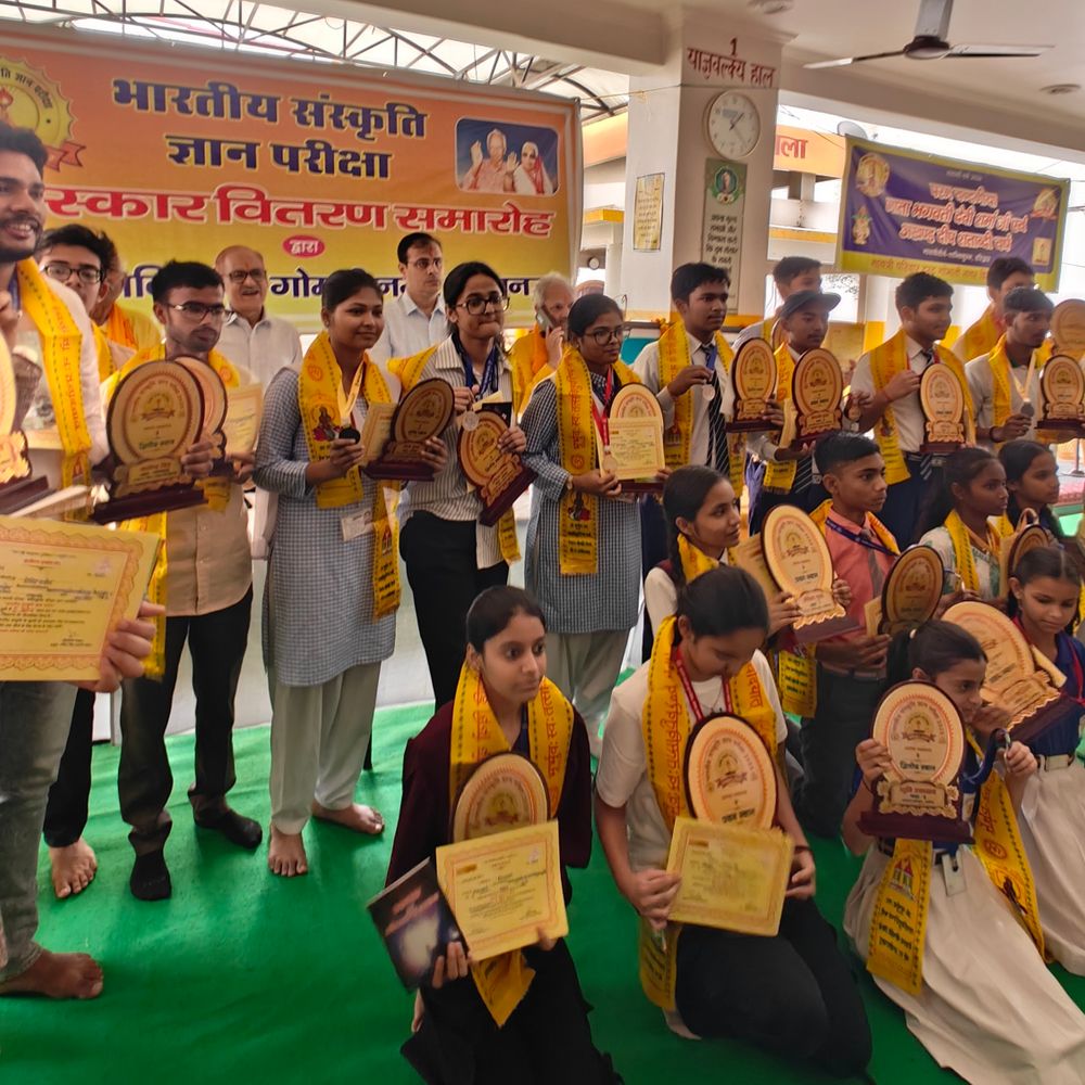 भारतीय संस्कृति ज्ञान परीक्षा के जिला स्तरीय पुरस्कार वितरित:लखनऊ के गायत्री शक्ति पीठ में मेधावी छात्र सम्मानित