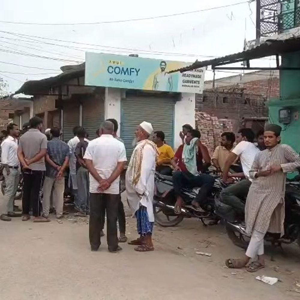 सीतापुर में सरिया पेट में घुसने से युवक की मौत:ई-रिक्शा से बाइक की टक्कर, वाहन पर लदी थी सरिया, लखनऊ ले जाते समय गई जान