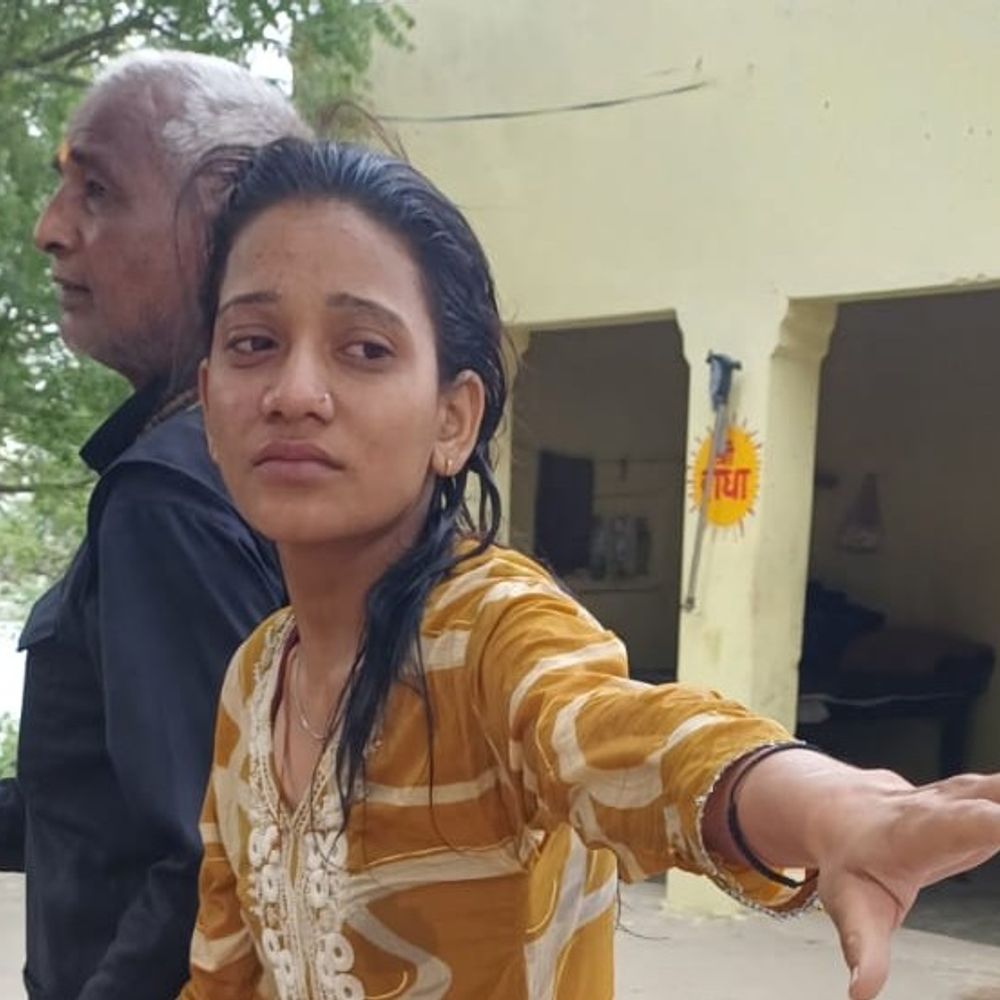 युवती ने यमुना में लगाई छलांग, राहगीर ने बचाया:पिता से झगड़े के बाद सुसाइड करने पहुंची थी, पुलिस साथ लेकर गई