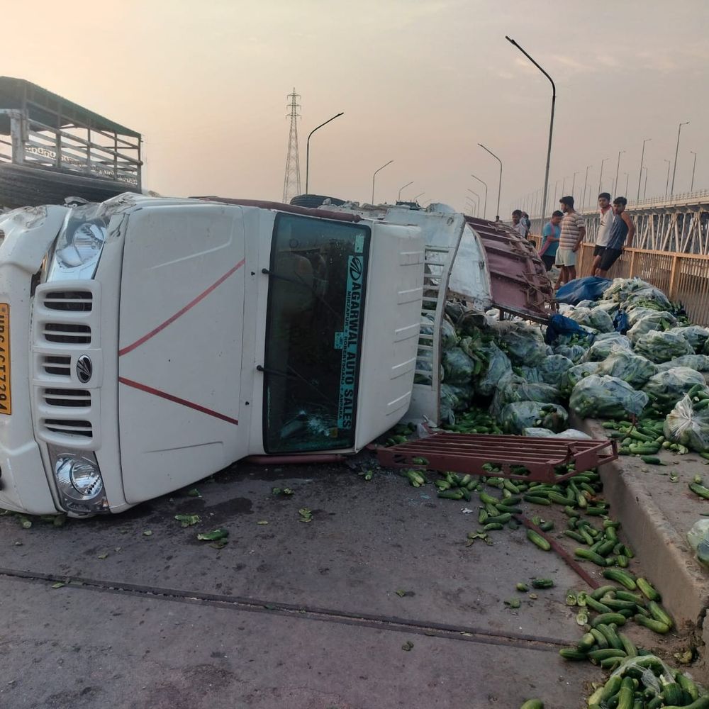 गाजीपुर पुल पर ट्रेलर-पिकअप की टक्कर:ट्रेलर गंगा में गिरा, चालक-खलासी लापता, 15 दिन में दूसरी बड़ी दुर्घटना