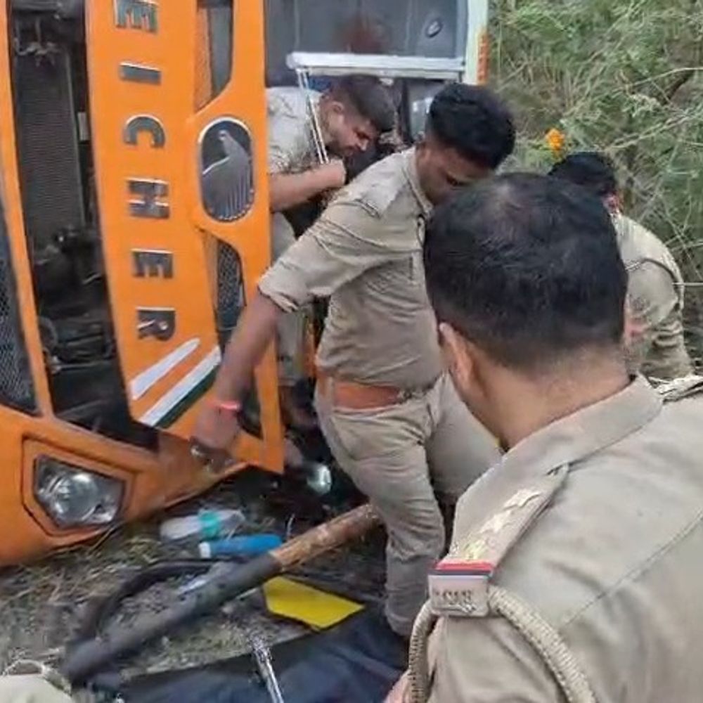महोबा में रोडवेज बस और ट्रक की भिड़ंत:बस पलटने से ड्राइवर की मौत, 15 यात्री घायल