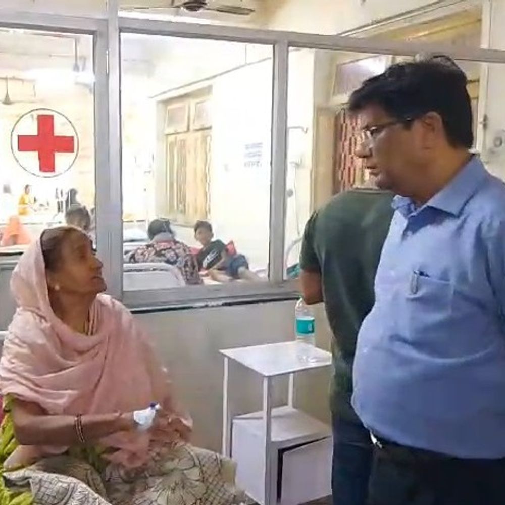 डीजी हेल्थ ने उन्नाव जिला अस्पताल का निरीक्षण किया:मरीजों ने इलाज पर संतोष जताया, गंदगी-पंखों की कमी पर दिए निर्देश