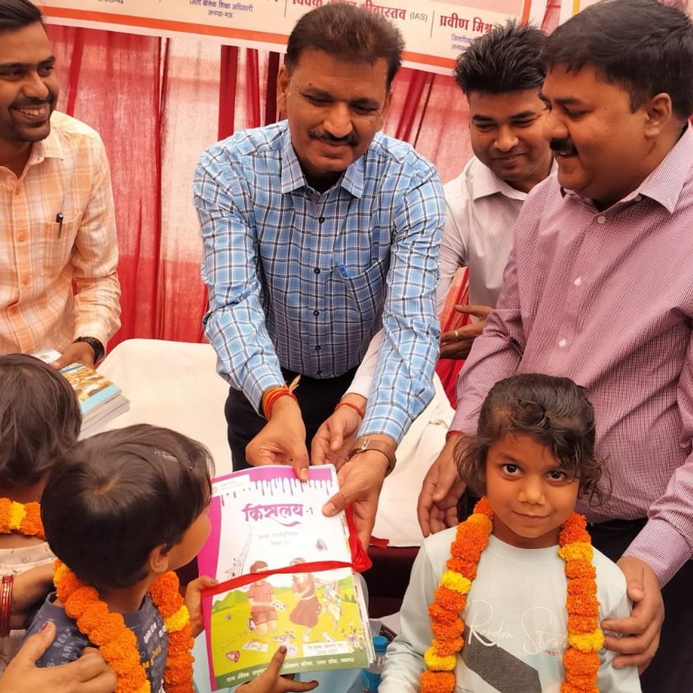 मऊ में 'स्कूल चलो अभियान' का शुभारंभ:बच्चों ने सुनी मुख्यमंत्री योगी की स्पीच, बच्चों का तिलक लगाकर स्वागत