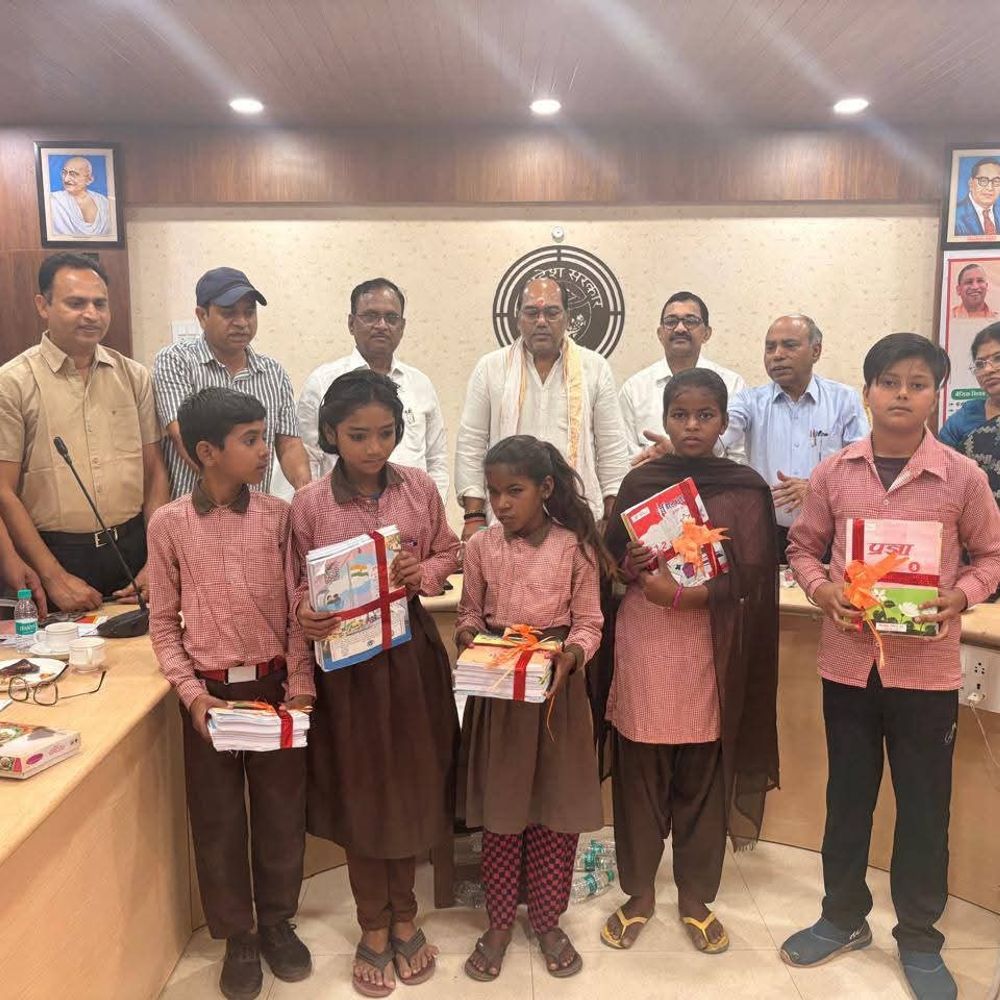 सीएम योगी ने स्कूल चलो अभियान का किया शुभारंभ:ललितपुर में ड्रॉपआउट दर शून्य करने का लक्ष्य, निःशुल्क पाठ्य पुस्तकों का वितरण