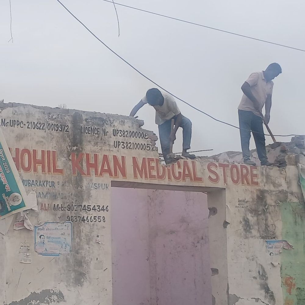 संभल में सरकारी जमीन पर अवैध निर्माण, मस्जिद-मदरसा तोड़ा:मुस्लिम समुदाय ने खुद हटाया कब्जा, प्रशासन से मांगी जेसीबी, कल मिलेगी