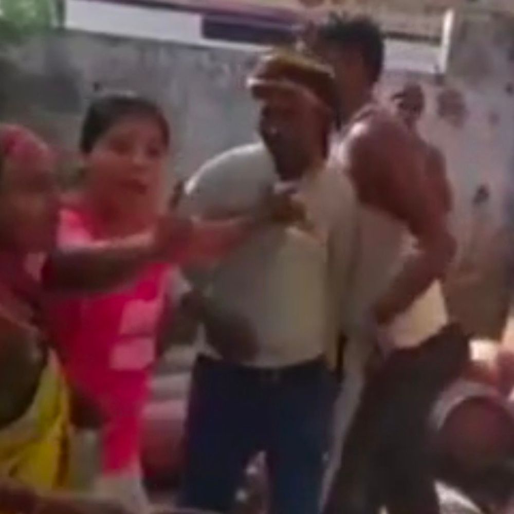 रायबरेली में महिला ने गैस एजेंसी पर हंगामा किया:चार दिन से गैस न मिलने पर सिलेंडर ले जाने का प्रयास