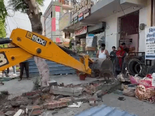 
                 मेरठ नगर निगम ने कंकरखेड़ा में हटाया अतिक्रमण:नोटिस का पालन न करने वालों पर की गई चालान की कार्रवाई 
            