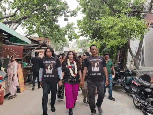 
                 तलाक के बाद बेटी को ढोल-नगाड़ों के साथ घर लाए:पिता बोले- बेटी भी बेटे की तरह परिवार का सदस्य , I Love My Daughter टी-शर्ट पहन किया बेटी का स्वागत 
            