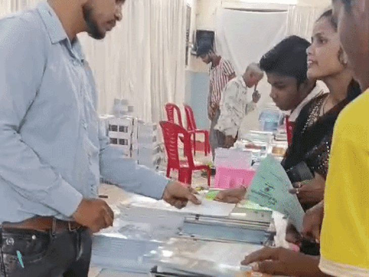 
                 यूपी बोर्ड कक्षा 9-12 के छात्रों का जागरूकता शिविर:किताबों का सहीं रेट बताना है उद्देश्य, CBSE स्कूलों को निर्देश, सभी क्लासेज में लगाएं NCERT बुक्स 
            