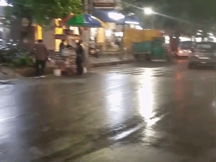 
                 आगरा तेज आंधी के बाद गरज-चमक के साथ हुई बारिश:शाम होते ही छाए बादल, दिन में मौसम रहा साफ, करीब 7°C गिरा तापमान 
            