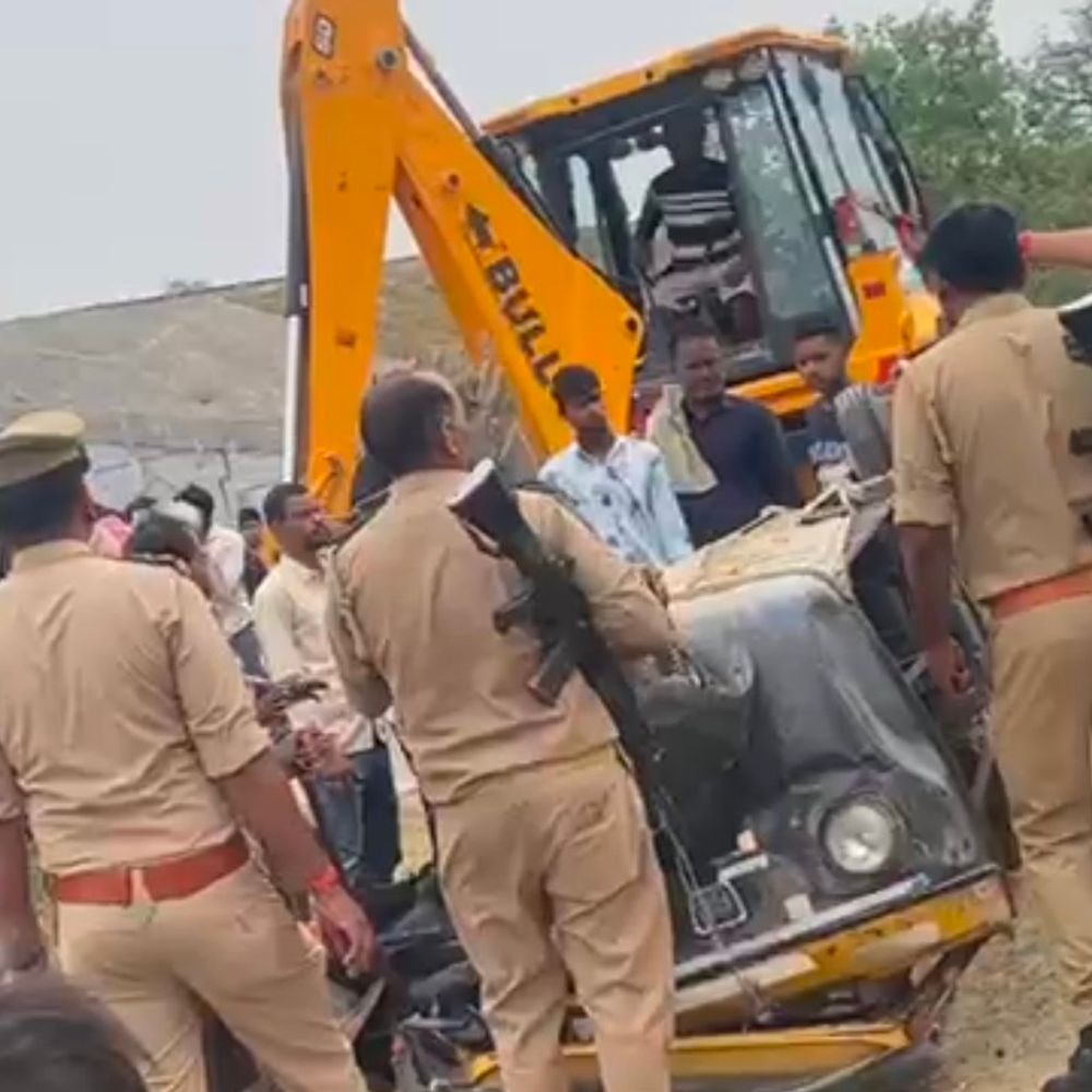 मऊ में क्रेटा-ऑटो टक्कर, 10 लोग घायल:पूर्वांचल एक्सप्रेस-वे सर्विस लेन पर हादसा, कई हायर सेंटर रेफर