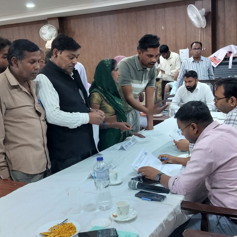 अयोध्या में तहसील समाधान दिवस:शिकायतों का अंबार, निस्तारण में लापरवाही जारी; डीएम सीडीओ समेत अन्य अधिकारी सुन रहे फरियाद