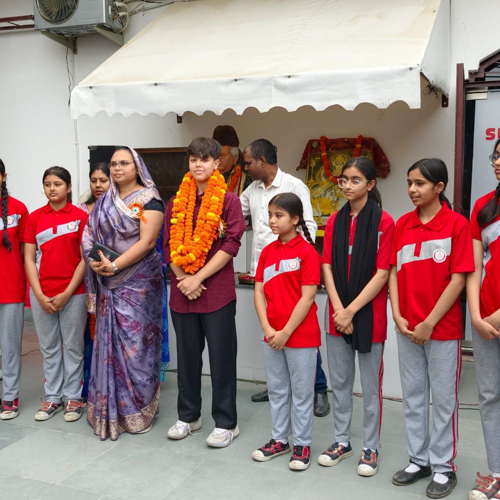 मऊ में बास्केटबॉल नेशनल चैंपियन उन्नति सिंह का स्वागत:राजस्थान टीम की हैं उपकप्तान, महाराष्ट्र को हराकर जीता खिताब; बच्चों ने पहनाया फूल-माला