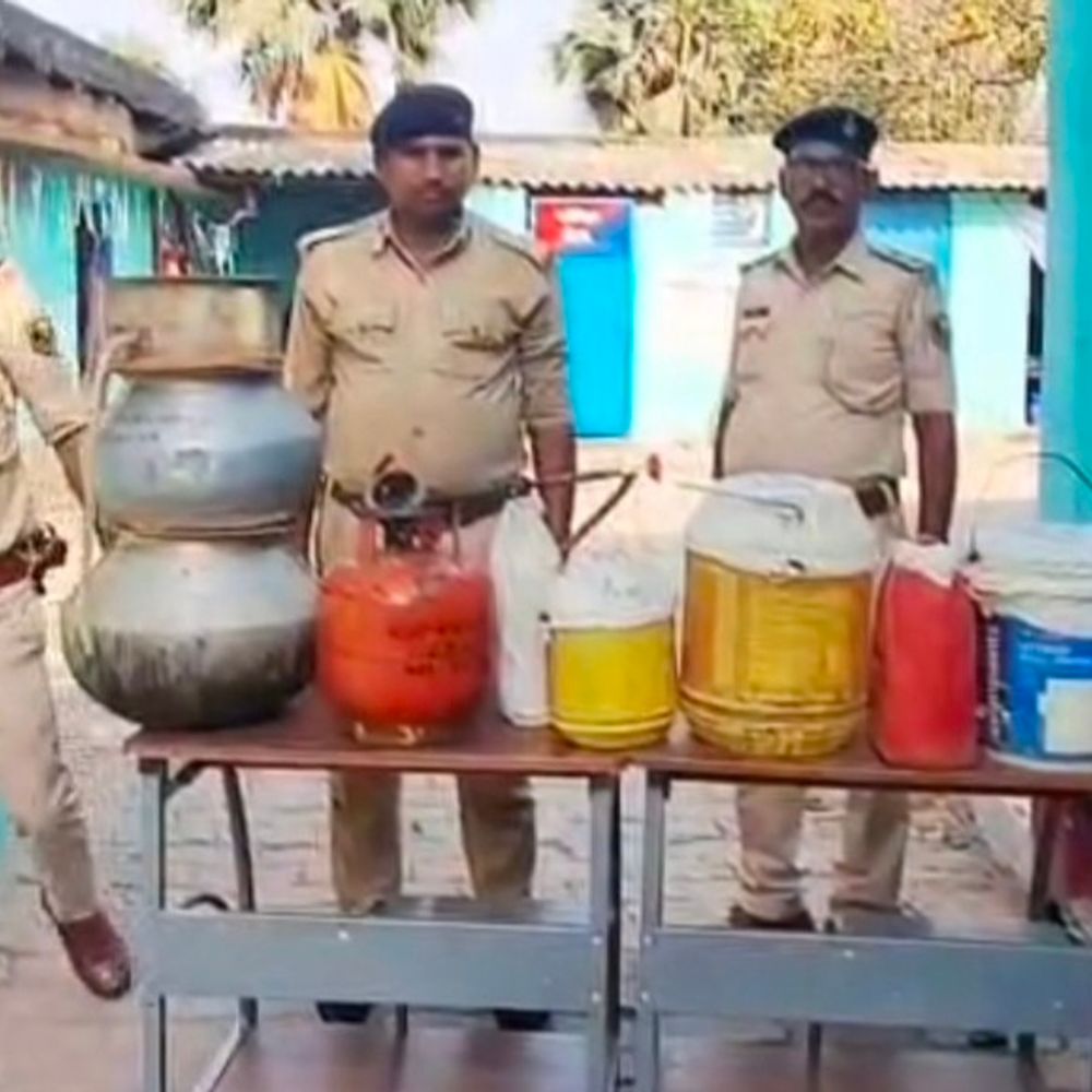 शेखपुरा में शराब कारोबारी के घर छापा:गृहस्वामिनी पुलिस को चकमा देकर फरार, पहले भी दर्ज है मामला