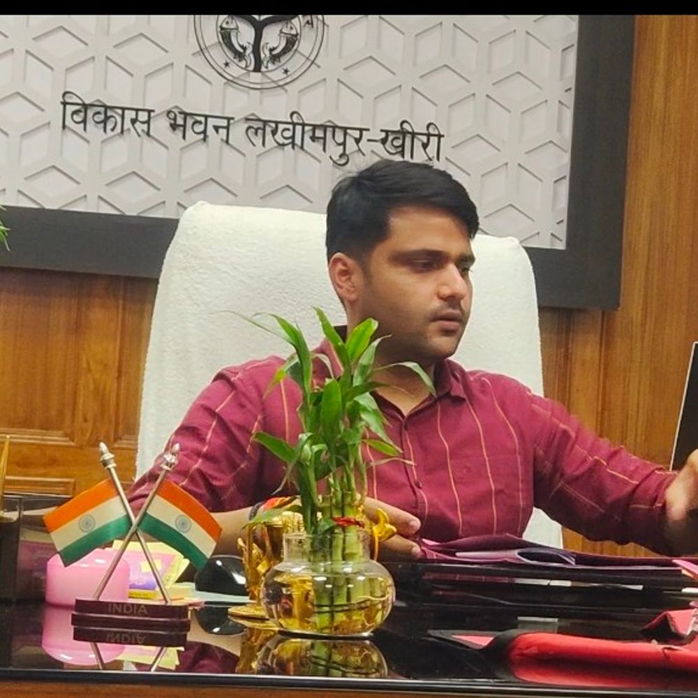 खीरी में स्कूलों की फीस/किताब-यूनिफॉर्म पर प्रशासन सख्त:अभिभावकों को तय दुकान से किताब-यूनिफॉर्म खरीदने के लिए मजबूर नहीं कर सकेंगे