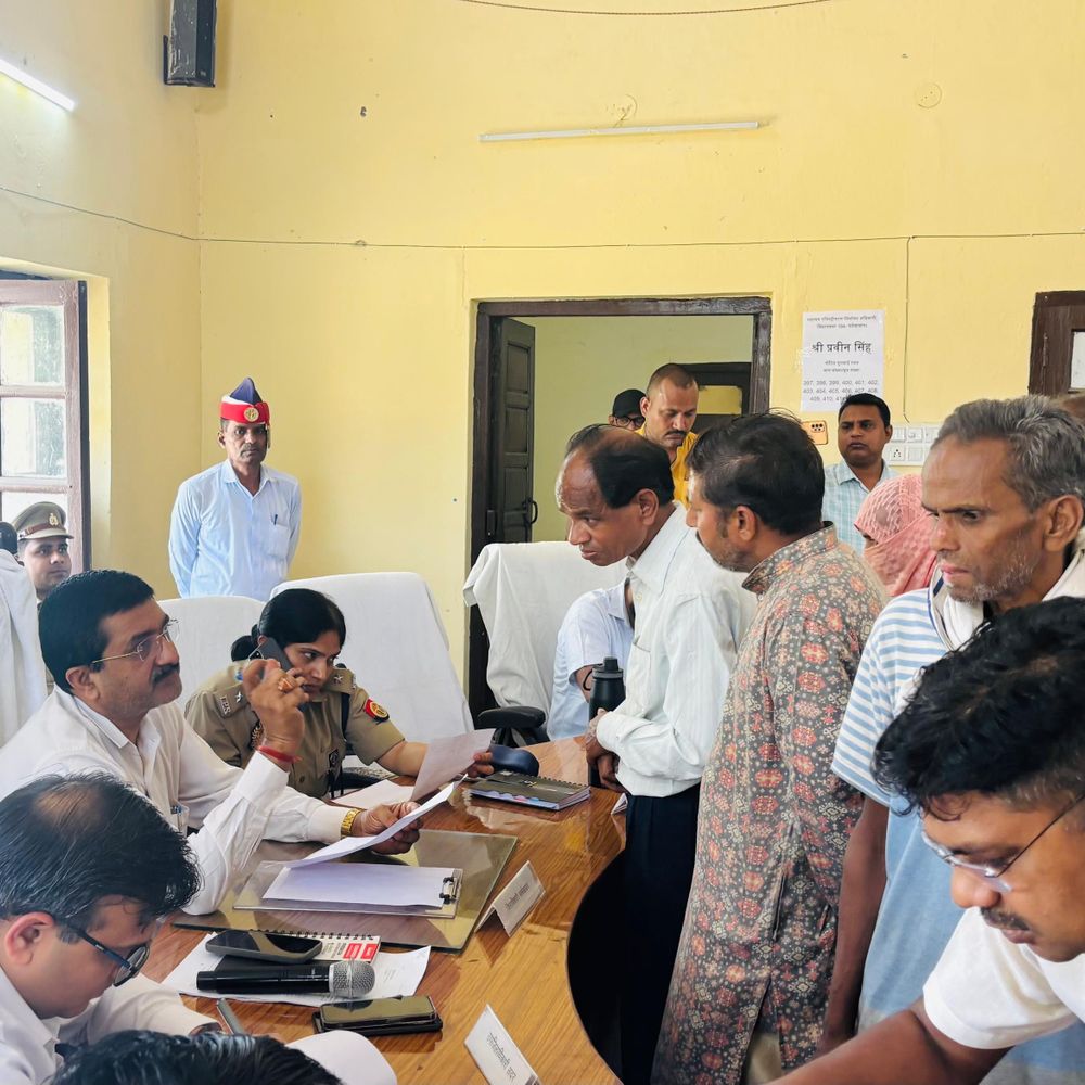 
                 फर्रुखाबाद समाधान दिवस में 75 शिकायतें:डीएम की अध्यक्षता में 2 का मौके पर निस्तारण 
            