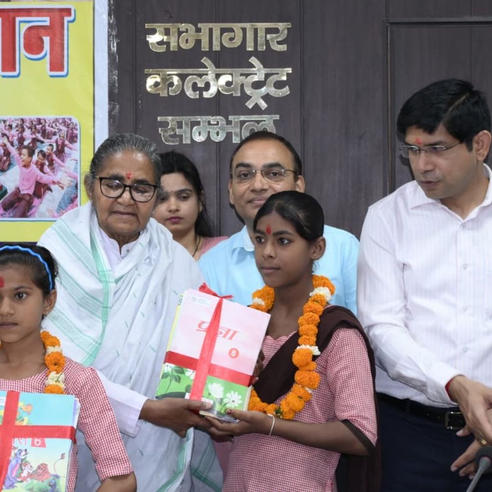 
                 संभल में स्कूल चलो अभियान की शुरूआत:तिलक लगाकर बच्चों का स्वागत, शिक्षामंत्री ने अधिकारियों को अशिक्षितों को लाने का दिया लक्ष्य 
            