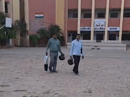 
                 हेलो..क्या आपके बच्चे का नंबर बढ़वाना है:UP बोर्ड की परीक्षा में अंक बढ़वाने के नाम पर हो रहा फ्राड, जालसाजों पर होगी कार्रवाई 
            