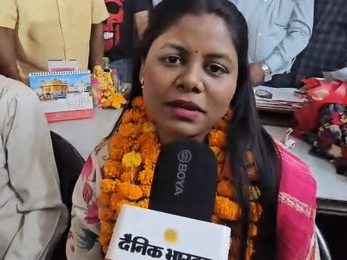 
                 ‘डिप्टी कलेक्टर उठिए...’ रात में सर ने फोन कर जगाया:लखनऊ की प्राइमरी टीचर कृतिका चौधरी बनीं SDM, यूपी PCS में आई 30वीं रैंक 
            